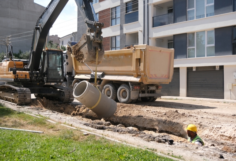 BİRLİK CADDESİ'NE YENİ YAĞMUR SUYU HATTI 